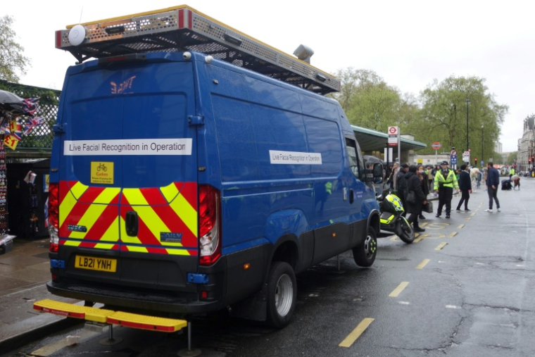 Un van de la police londonienne avec des caméras de reconnaissance faciale en temps réel déployé dans les rues de Londres lors du couronnement du roi Charles III le 6 mai 2023 ( AFP / Will EDWARDS )