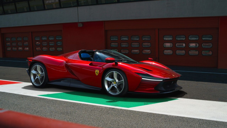 Alors que la production italienne d'automobiles est passée de 1.738.315 unités en 2000 à 796.394 en 2022, le secteur élitiste de la voiture de sport fait mieux que résister. (Crédit : Ferrari)