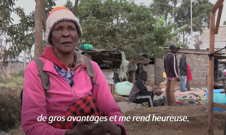 Dans le plus grand bidonville du Kenya, l'échange de plastiques contre des services