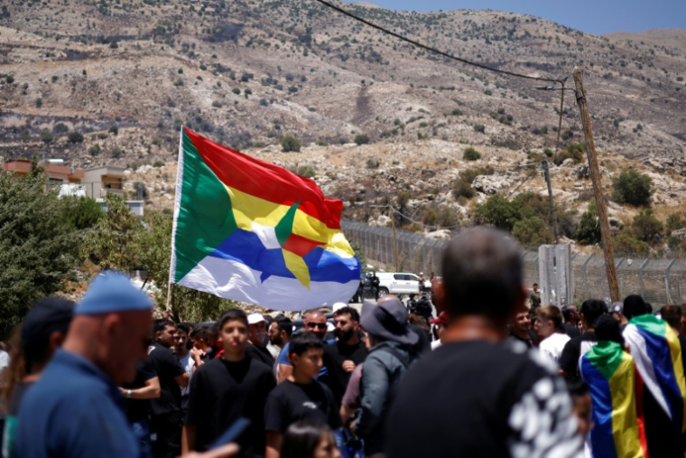 Des druzes attendant près de la barrière frontalière entre Israël et la Syrie à Majdal Shams, sur le plateau du Golan annexé par Israël, le 17 juillet 2025 ( AFP / Jalaa MAREY )