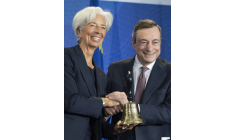 Mario Draghi passe le relais à Christine Lagarde à la tête de la BCE, le 28 octobre 2019 à Francfort ( POOL / Boris Roessler )