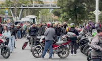 Des milliers de casques de moto à Bogota pour protester contre les politiques de transport