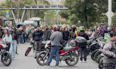 Des milliers de casques de moto à Bogota pour protester contre les politiques de transport