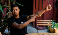 Elliot Randriamandrato, porte-parole du mouvement de la génération Gen Z, durant une interview à Antananarivo, le 16 octobre 2025 à Madagascar ( AFP / Mamyrael )