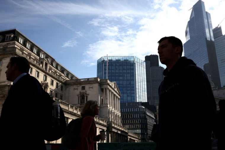 Des personnes marchent devant la Banque d'Angleterre à Londres