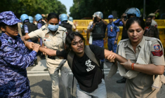 Du personnel de sécurité interpelle un étudiant militant lors d’une manifestation réclamant la démission du chef de la Commission électorale nationale, Gyanesh Kumar, à New Delhi, le 14 octobre 2026 ( AFP / Manan VATSYAYANA )