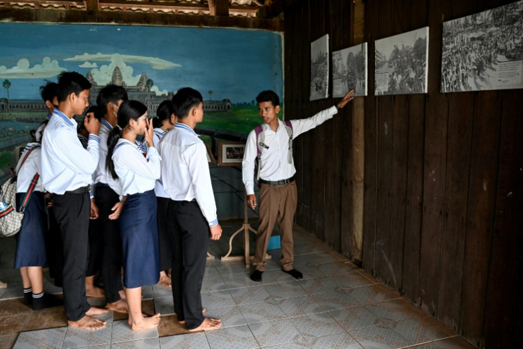 Le chercheur du Anlong Veng Peace Center, Sout Vichet fait visiter le site de l'ancien commandant Khmer Rouge Ta Mok dans le quartier d'Anlong Veng, dans la province d'Oddar Meanchey, au Cambodge, le 22 mars 2025 ( AFP / TANG CHHIN Sothy )