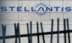 Le logo de Stellantis sur le bâtiment de l'entreprise à Poissy
