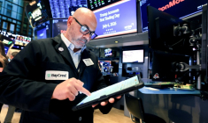 Un opérateur à la Bourse de New York, le 6 juillet 2026 ( AFP / TIMOTHY A. CLARY )