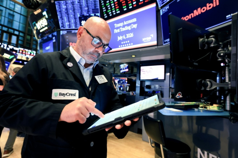 Un opérateur à la Bourse de New York, le 6 juillet 2026 ( AFP / TIMOTHY A. CLARY )