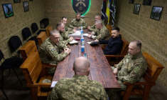 Photo fourni le 8 mai 2026 par la présidence ukrainienne montrant le président Zelensky avec le chef des forces armées  Oleksandr Syrsky (droite) dans la région de Dnipropetrovsk ( UKRAINIAN PRESIDENTIAL PRESS SERVICE / Handout )