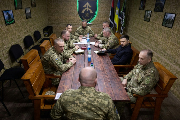 Photo fourni le 8 mai 2026 par la présidence ukrainienne montrant le président Zelensky avec le chef des forces armées  Oleksandr Syrsky (droite) dans la région de Dnipropetrovsk ( UKRAINIAN PRESIDENTIAL PRESS SERVICE / Handout )