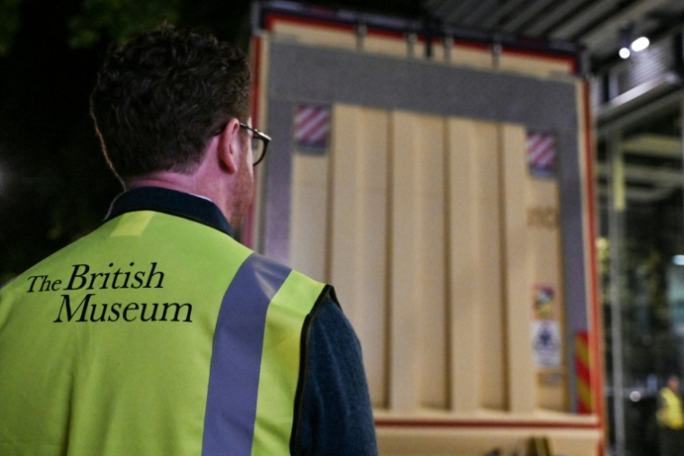 Nicholas Cullinan, directeur du British Museum, assiste à l'arrivée du camion transportant la tapisserie de Bayeux au musée londonien, le 10 juillet 2026 ( AFP / Richard A. Brooks )