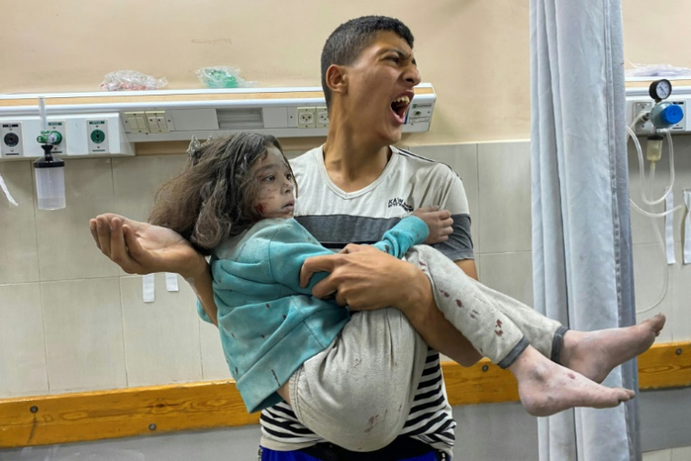 Un Palestinien transporte une fille blessée lors de frappes israéliennes à Khan Younès, à l'hôpital Nasser dans le sud de la bande de Gaza, le 3 juin 2025 ( AFP / - )
