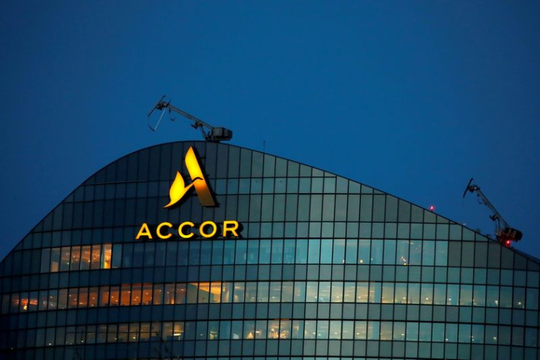 ACCOR, TOUJOURS DANS LE ROUGE AU S1, ÉVOQUE UNE NETTE REPRISE