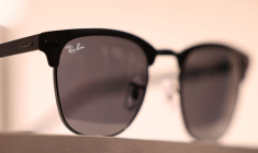 Des lunettes de soileil Ray-Ban exposées dans un magasin en Grande-Bretagne