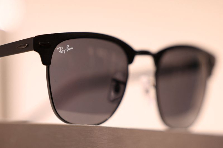 Des lunettes de soileil Ray-Ban exposées dans un magasin en Grande-Bretagne