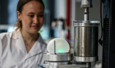 Juliana Cumming, doctorante à l'Imperial College de Londres et co-inventeuse du "Bioloon", un ballon 100% biodégradable, le 19 août 2026 à Londres ( AFP / HENRY NICHOLLS )