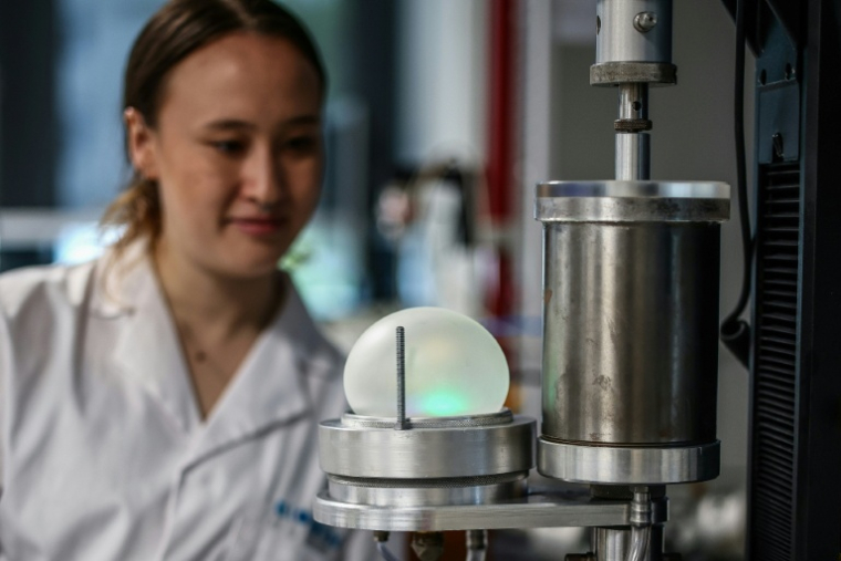 Juliana Cumming, doctorante à l'Imperial College de Londres et co-inventeuse du "Bioloon", un ballon 100% biodégradable, le 19 août 2026 à Londres ( AFP / HENRY NICHOLLS )