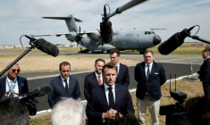 Le président français Emmanuel Macron (C) au salon aéronautique du Bourget le 20 juin 2025 ( POOL / Benoit Tessier )
