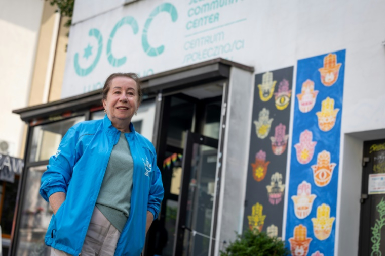 Janna Maïsterenko, 71 ans, qui a quitté la ville ukrainienne de Kharkiv et coordinatrice du club pour seniors "Parlons-en", pose le 24 juillet 2025 à Varsovie devant le centre communautaire juif ( AFP / Wojtek RADWANSKI )