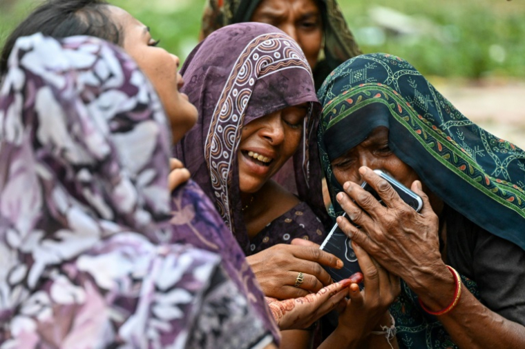 Des proches pleurent la mort d'Akash Patni, 14 ans, à Ahmedabad le 13 juin 2025 ( AFP / Punit PARANJPE )