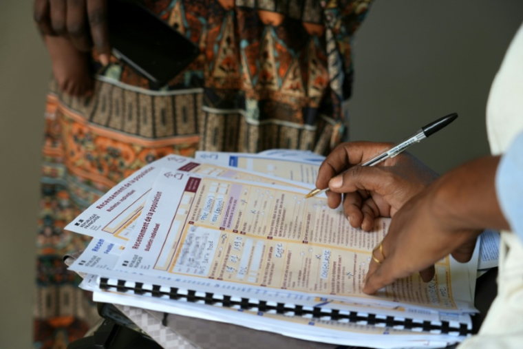 Un agent recenseur recueille des informations auprès d'unz habitantz à Mamoudzou, le 2 décembre 2025 à Mayotte ( AFP / Marine GACHET )