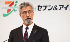 Le nouveau DG de Seven & i, Stephen Dacus, lors d'une conférence de presse