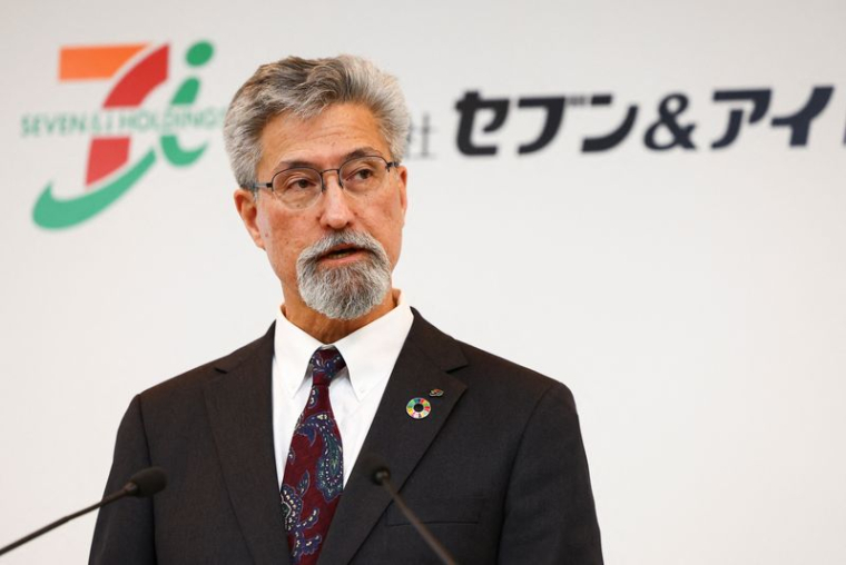 Le nouveau DG de Seven & i, Stephen Dacus, lors d'une conférence de presse