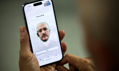 Chris Fields, directeur marketing de la startup Yoti, fait une démonstration de la technologie de vérification d'âge de l'entreprise, à Londres, le 14 octobre 2025 ( AFP / HENRY NICHOLLS )