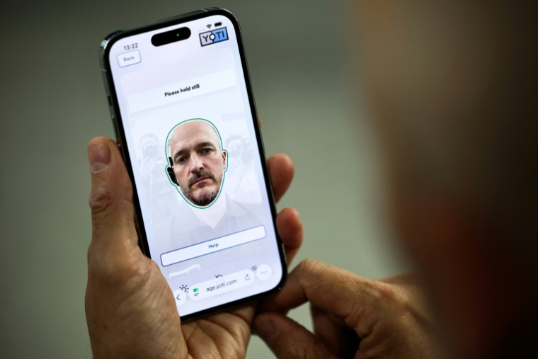 Chris Fields, directeur marketing de la startup Yoti, fait une démonstration de la technologie de vérification d'âge de l'entreprise, à Londres, le 14 octobre 2025 ( AFP / HENRY NICHOLLS )