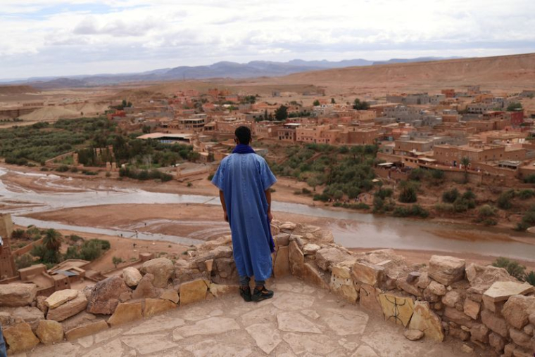 Un homme contemple le ksar d'Aït Ben Haddou, site classé au patrimoine mondial de l'UNESCO, au Maroc
