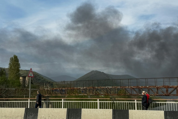 Des piétons à Touapsé, dans le sud de la Russie, le 29 avril 2026, dont une raffinerie a été frappée par une attaque de drones ukrainiens en début de semaine ( AFP / STRINGER )