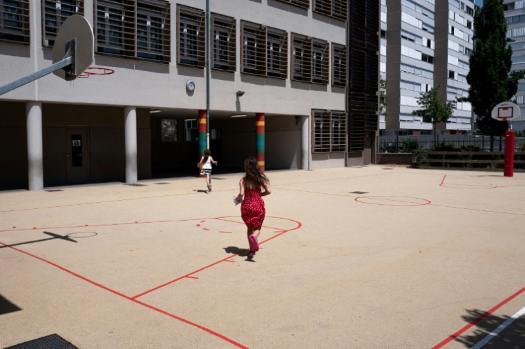 Au soleil, pour les enfants, il faudrait privilégier des vêtements couvrants, notamment un chapeau à larges bords, même si le temps est couvert ( AFP / ROMAIN LAFABREGUE )