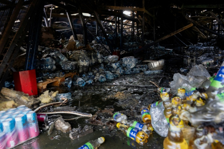Des produits alimentaires gisent dans un entrepôt endommagé par un bombardement dans la région de Kiev, en Ukraine, le 22 septembre 2026. ( AFP / Tetiana DZHAFAROVA )