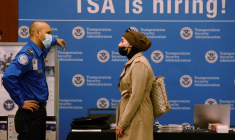Un salon de l'emploi, à l'aéroport international Logan de Boston