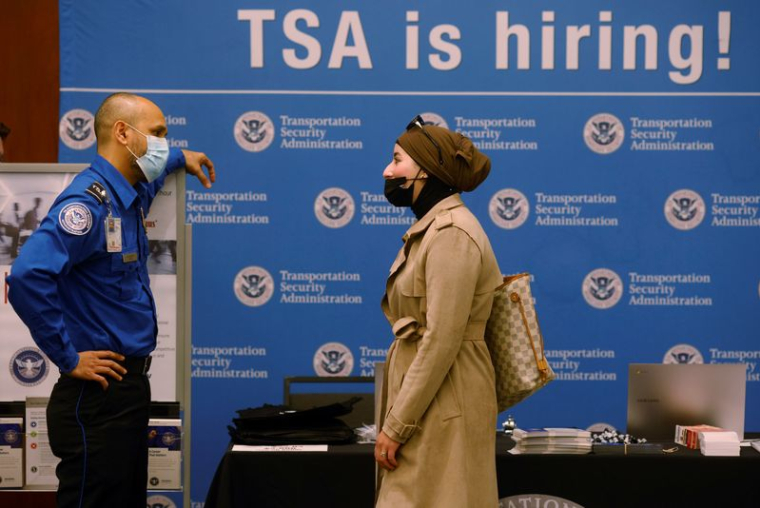 Un salon de l'emploi, à l'aéroport international Logan de Boston