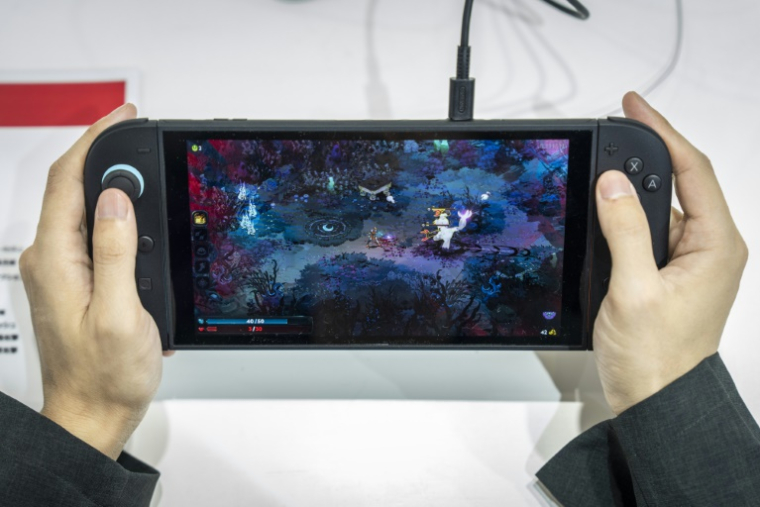 Un visiteur joue à "Hades 2", un jeu indépendant pour la Switch 2 de Nintendo au salon BitSummit du jeu vidéo indépendant à Kyoto, le 18 juillet 2025 au Japon ( AFP / Yuichi YAMAZAKI )