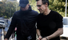 Laurent Vinatier (d) escorté vers un tribunal à Moscou, le 25 août 2025 ( AFP / TATYANA MAKEYEVA )