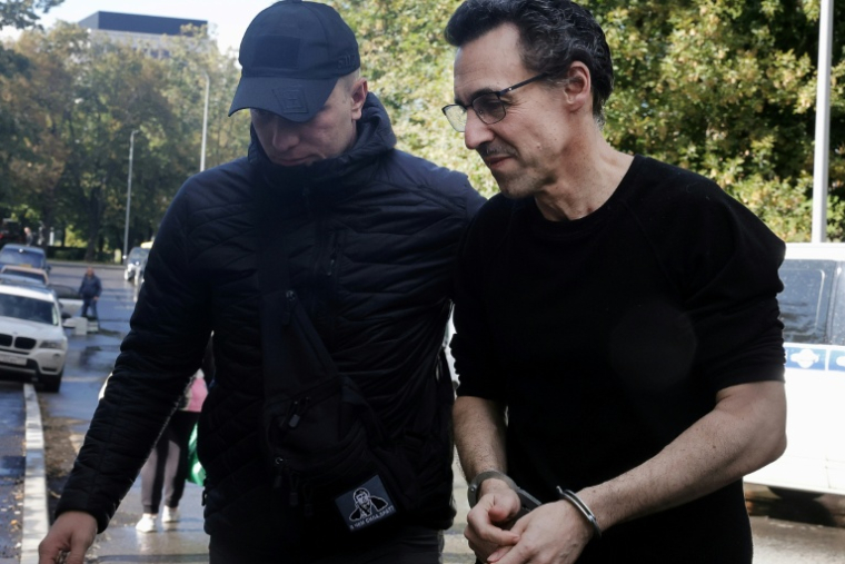 Laurent Vinatier (d) escorté vers un tribunal à Moscou, le 25 août 2025 ( AFP / TATYANA MAKEYEVA )