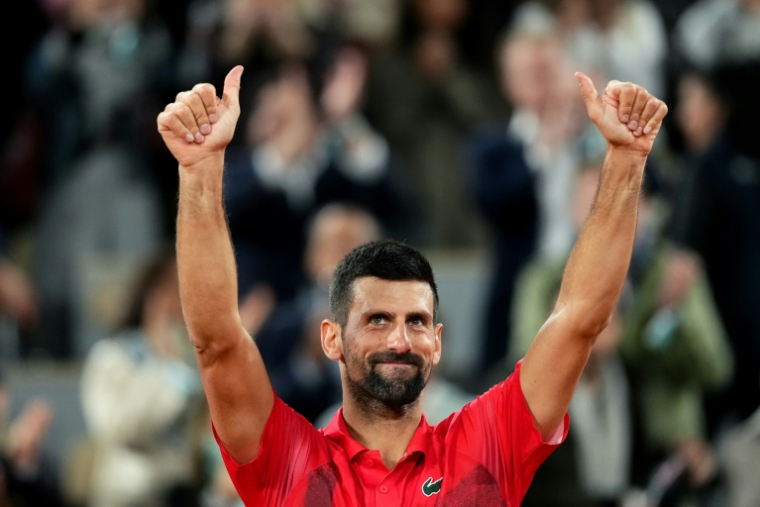 Novak Djokovic salue le public après sa défaite contre Jannik Sinner à Roland-Garros à Paris, le 6 juin 2025 ( AFP / Dimitar DILKOFF )