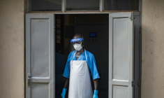 Un agent de santé portant un masque facial observe l’unité d’isolement de l’Hôpital national de référence de Mulago, à Kampala, en Ouganda, le 8 juillet 2026 ( AFP / BADRU KATUMBA )