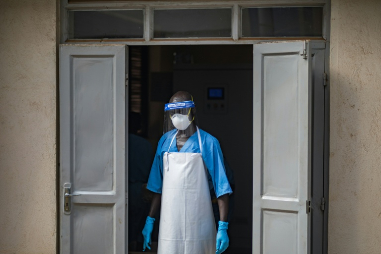 Un agent de santé portant un masque facial observe l’unité d’isolement de l’Hôpital national de référence de Mulago, à Kampala, en Ouganda, le 8 juillet 2026 ( AFP / BADRU KATUMBA )