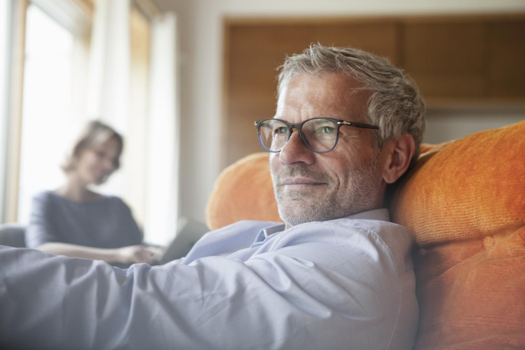 Marc, 47 ans, cadre très imposé et déjà bien doté en immobilier et placements, cherche à réduire sa facture fiscale sans perdre de vue la cohérence globale de son patrimoine. ( crédit photo : Getty Images/Westend61 )