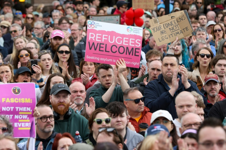 Des manifestants rassemblés à Belfast, pour protester contre le racisme et les émeutes anti-immigrés, le 13 juin 2026 en Irlande du Nord  ( AFP / Paul Faith )