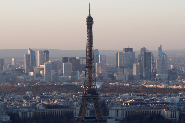 Vue générale de la Tour Eiffel et du quartier financier et d'affaires de La Défense