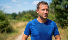 En cas de vertiges, de maux de tête intenses, de nausées, de faiblesse inhabituelle, de perte de coordination, de confusion ou de sensation d’évanouissement pendant une activité physique alors qu’il faut chaud, arrêtez-vous, trouvez un endroit frais et rafraîchissez votre corps. (crédit: Adobe Stock/photo générée par IA)