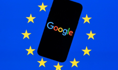 L'UE a imposé jeudi à Google des mesures visant à favoriser la concurrence dans les services de recherche, et à ouvrir Android aux IA développées par ses rivaux, malgré les vives protestations du géant américain ( AFP / Nicolas TUCAT )