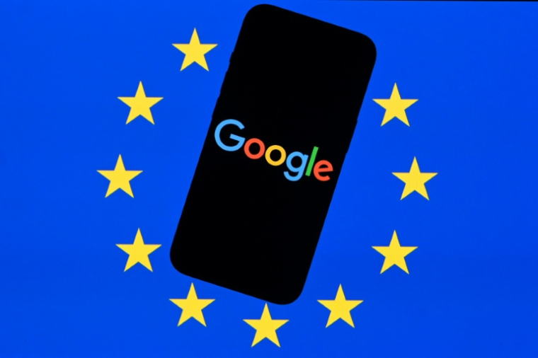 L'UE a imposé jeudi à Google des mesures visant à favoriser la concurrence dans les services de recherche, et à ouvrir Android aux IA développées par ses rivaux, malgré les vives protestations du géant américain ( AFP / Nicolas TUCAT )