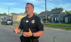 Le caporal Chris Bordelon de la police de Shreveport, s'adresse à la presse devant l'une des maisons où ont été tués des enfants à Shreveport, en Louisiane, le 19 avril 2026 ( AFP / Gianrigo MARLETTA )